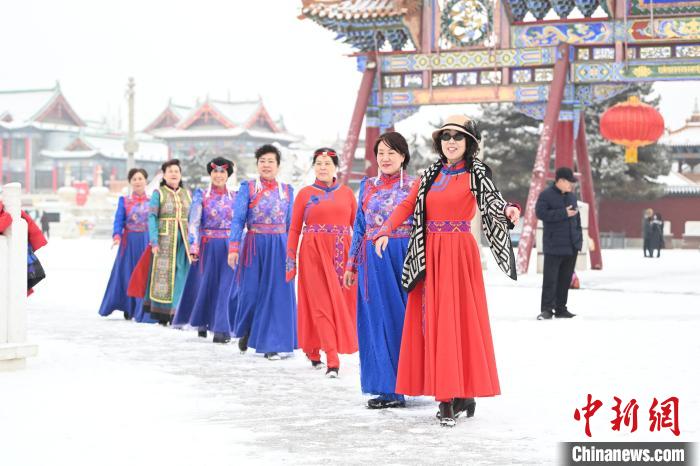 2月13日，老年人在呼和浩特市大召廣場拍照“打卡”?！⑽娜A 攝