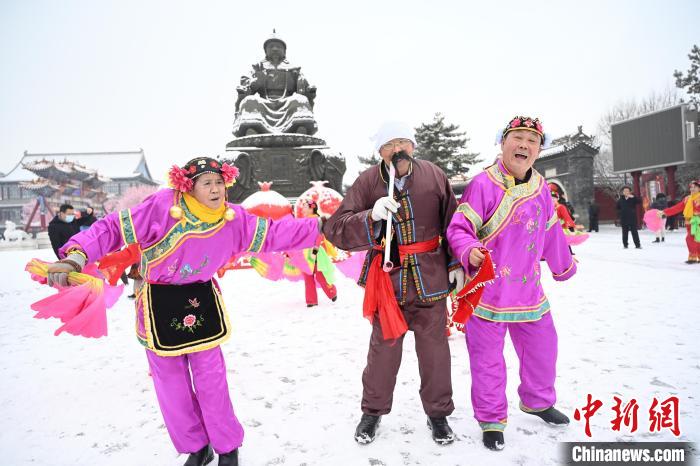 2月13日，秧歌隊(duì)在呼和浩特市大召廣場雪中起舞?！⑽娜A 攝