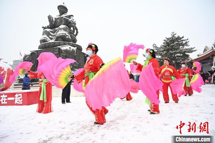 2月13日，秧歌隊(duì)在呼和浩特市大召廣場雪中起舞?！⑽娜A 攝