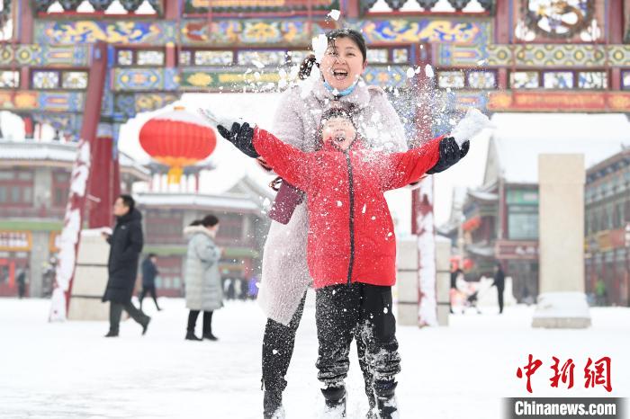2月13日，家長與小朋友在呼和浩特市大召廣場享雪趣?！⑽娜A 攝
