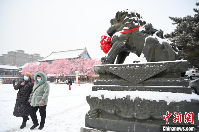 2月13日，民眾在呼和浩特市大召廣場雪中漫步?！⑽娜A 攝