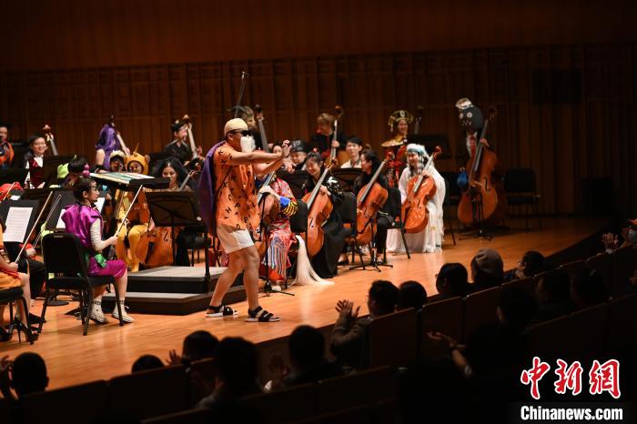 圖為樂團(tuán)指揮“龜仙人”。　西安交響樂團(tuán)供圖