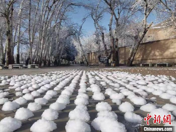 圖為春雪過后的莫高窟美不勝收。　周斌全 攝