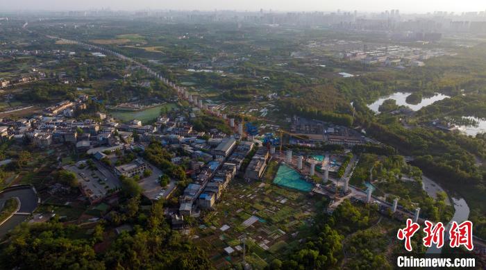 航拍正在建設(shè)中的成都至自貢高速鐵路成都段。　劉忠俊 攝