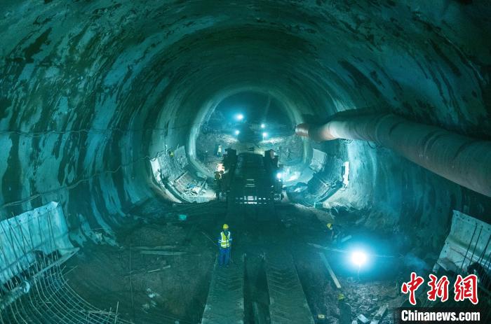 正在掘進(jìn)中的龍泉山1號隧道?！⒅铱?攝