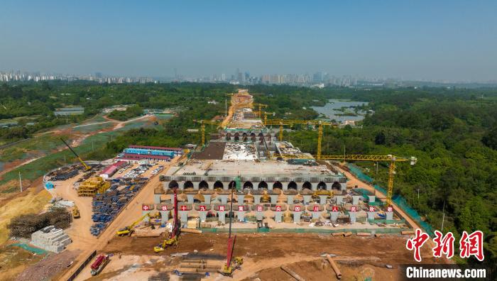 加緊施工建設(shè)的天府站多線橋?！⒅铱?攝