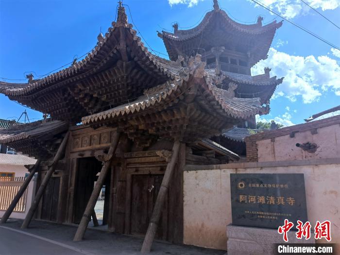 圖為集漢、藏、伊斯蘭風(fēng)格于一體的700年歷史的全國重點(diǎn)保護(hù)文物——阿河灘清真寺。　張海雯 攝