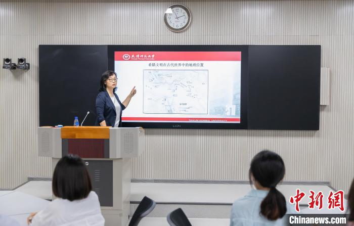 天津師范大學(xué)跨文化與世界文學(xué)研究院院長(zhǎng)、教授郝嵐正在為同學(xué)們上課。　王在御 攝