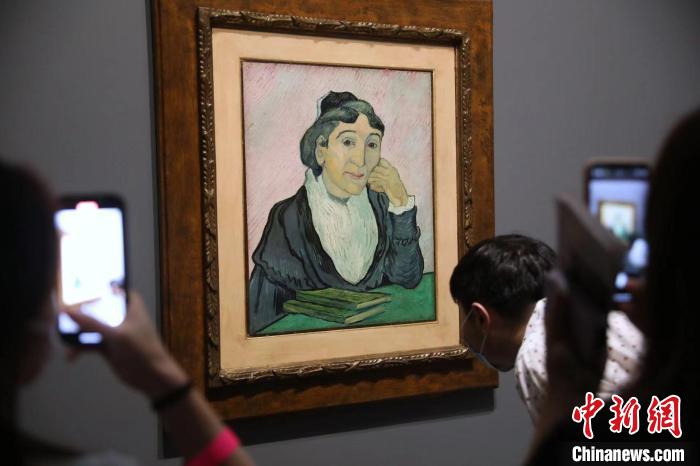 觀眾欣賞梵高畫作《阿爾勒婦女(吉努夫人肖像)》?！埡鄠?攝