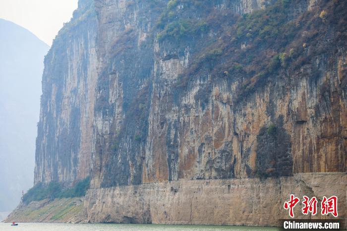 圖為瞿塘峽兩岸壯麗景致?！×簹J卿 攝