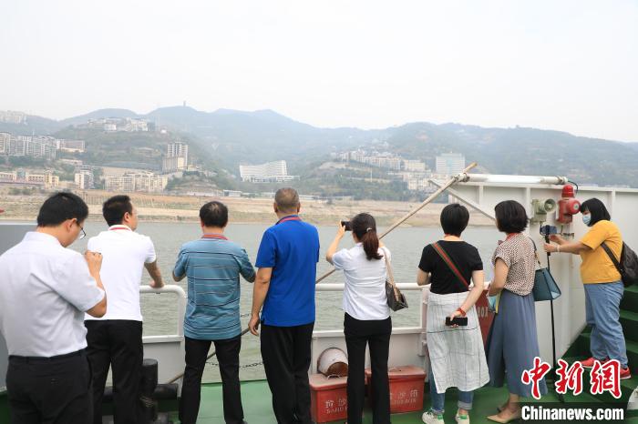 重慶市政協(xié)“同心聚力巴渝行”主題采訪團(tuán)15日走進(jìn)奉節(jié)，了解當(dāng)?shù)卣f(xié)委員護(hù)江成效?！×簹J卿 攝