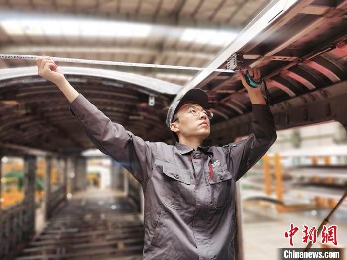 王漢卿在安裝車頂二次骨架吊?！∈茉L者供圖