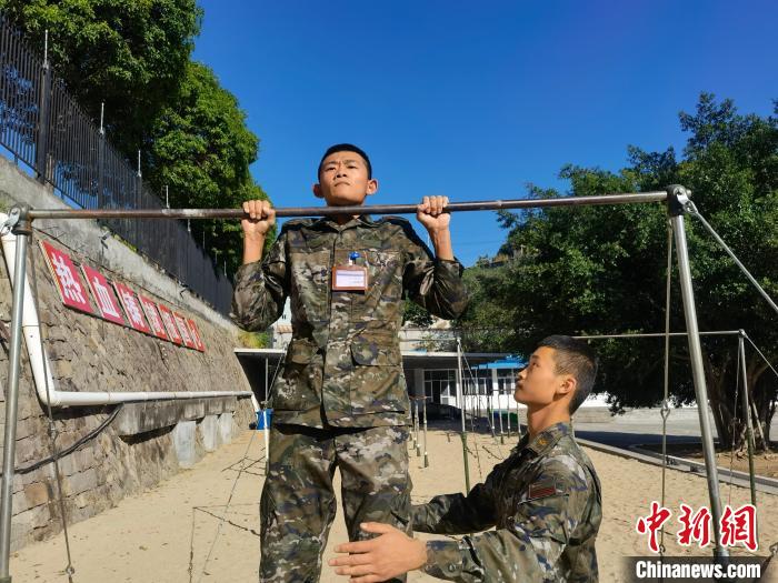 新兵尤云龍正在進行器械訓練?！●R濤 攝