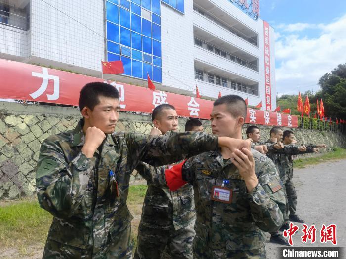 新兵尤云龍(左)不斷向一名合格軍人蛻變?！￡愴?攝