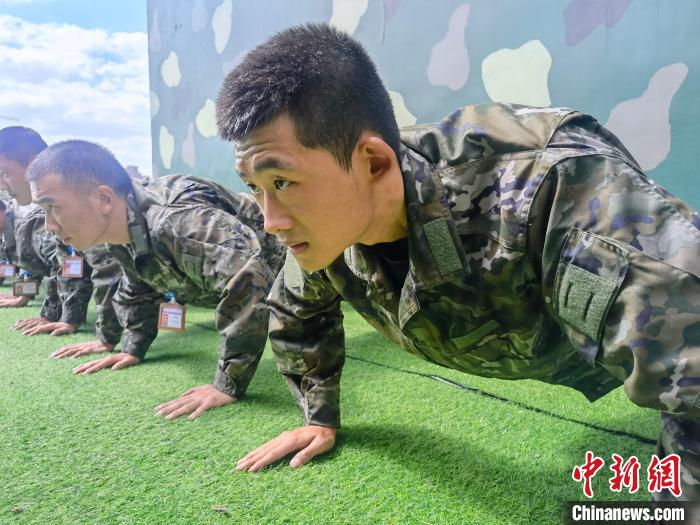 尤云龍正在和戰(zhàn)友進行體能訓練?！×志杆?攝