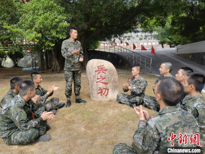 尤云龍為戰(zhàn)友講述父輩保家衛(wèi)國的故事?！＄姛樋?攝