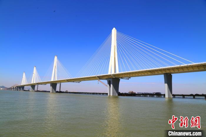 建設中的珠海金海特大橋。　孟慶虎 攝