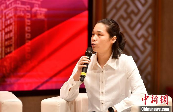 圖為林莉在福建師范大學(xué)分享會(huì)上發(fā)言?！蚊?攝