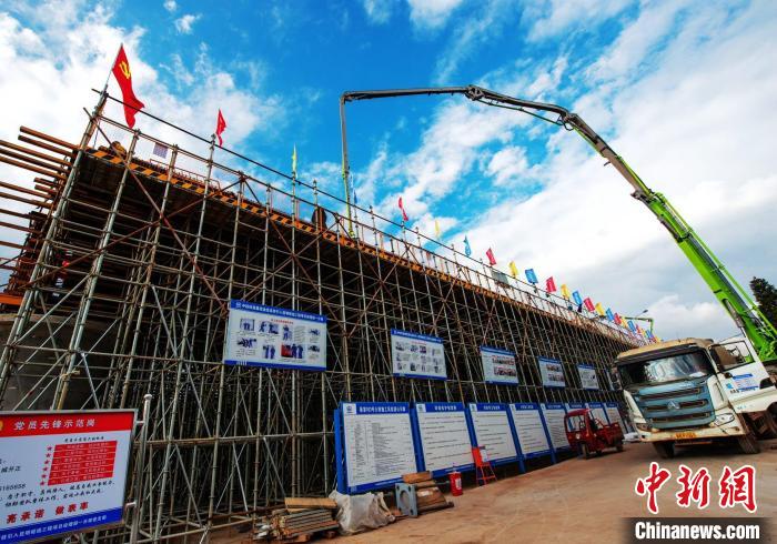 圖為渝昆高鐵云南段境內(nèi)首座大橋連續(xù)梁混凝土澆筑施工現(xiàn)場?！『螀矽i 攝