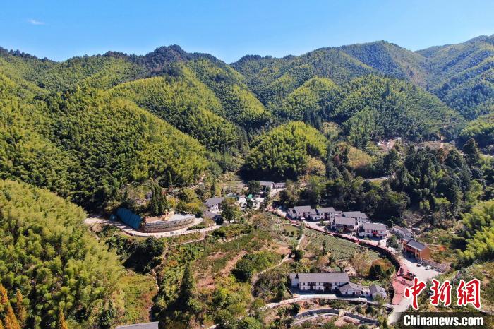 航拍江西井岡山市神山村，青山環(huán)繞，風景秀美?！⒘?攝