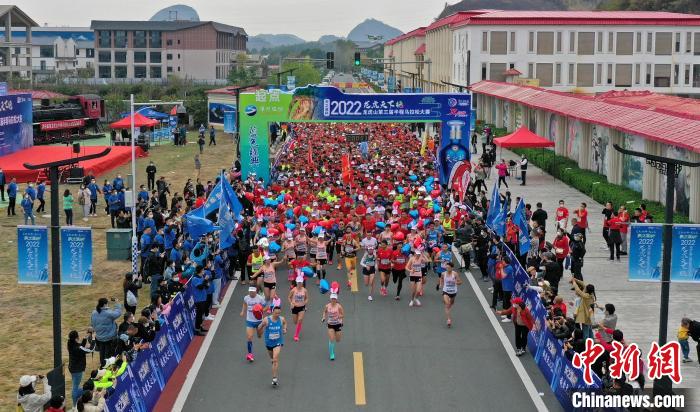 2022年龍虎山半程馬拉松鳴槍開跑?！⒅剧?攝