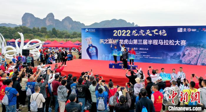2022年龍虎山半程馬拉松鳴槍開跑。　劉志琨 攝