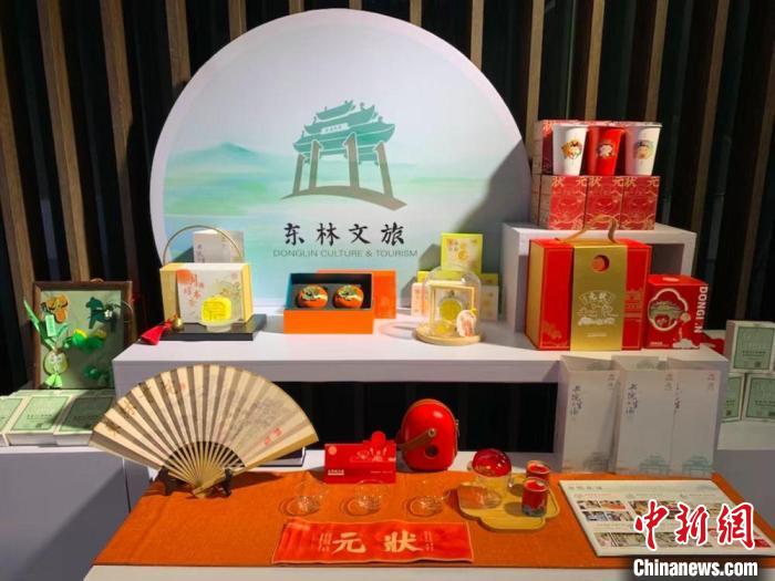 發(fā)展論壇現場展出的無錫城市文創(chuàng)作品?！O權 攝