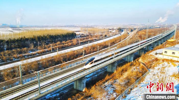 動(dòng)車組列車在運(yùn)行中。　哈鐵提供