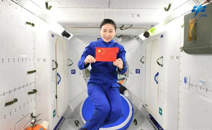 航天員劉洋背后是問天實(shí)驗(yàn)艙睡眠區(qū)。圖片來源：中國載人航天工程辦公室官方微信