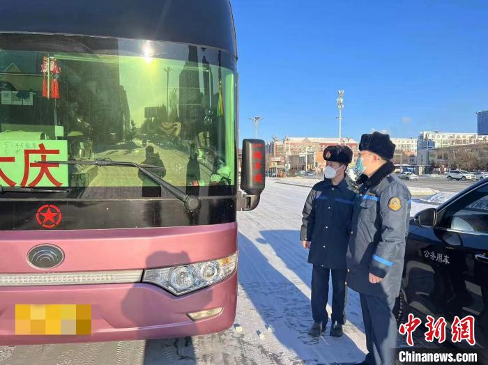交通執(zhí)法人員檢查客運(yùn)車輛手續(xù)?！『邶埥〗煌ㄟ\(yùn)輸廳供圖