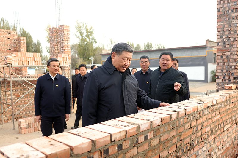 2023年11月10日，習(xí)近平總書記在河北保定涿州市刁窩鎮(zhèn)萬(wàn)全莊村房屋重建施工現(xiàn)場(chǎng)考察。