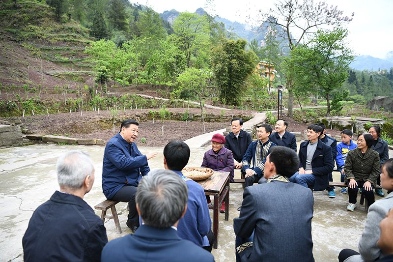 2019年4月15日，習(xí)近平總書記在重慶石柱土家族自治縣中益鄉(xiāng)華溪村同村民代表、基層干部、扶貧干部、鄉(xiāng)村醫(yī)生等圍坐在一起，共話脫貧攻堅(jiān)。