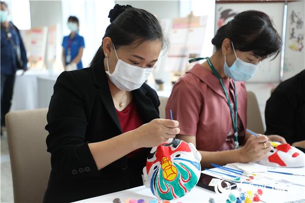 展覽會現(xiàn)場，泰國民眾體驗畫臉譜。人民網(wǎng)記者 趙益普攝