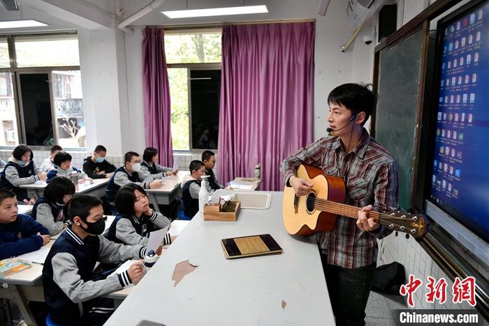 圖為3月16日，張家豪在福建福州延安中學(xué)教學(xué)。 <a target='_blank' href='/'><p  align=
