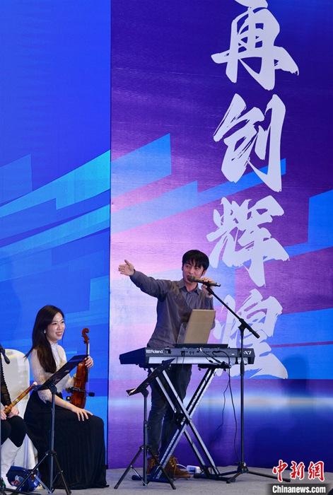 圖為3月9日，福建福州，張家豪(右)與林佳臻在臺(tái)上演出。 <a target='_blank' href='/'><p  align=