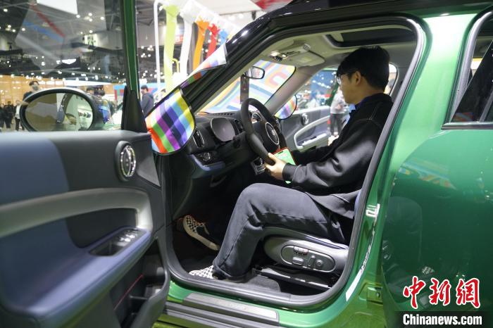 圖為觀眾在展會試駕車輛?！⑿?攝