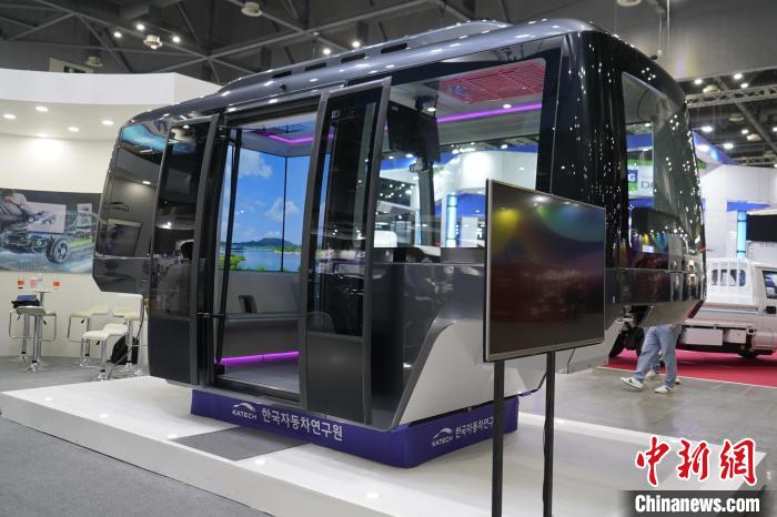 圖為展會上展示的無人駕駛移動出行工具?！⑿?攝