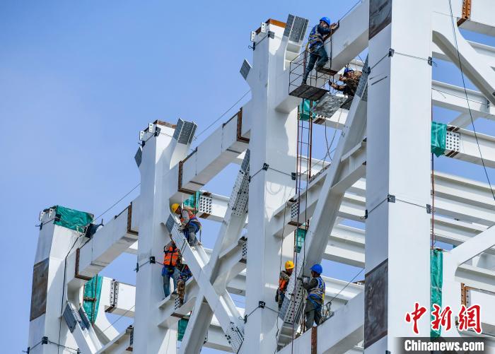 圖為海南商業(yè)航天發(fā)射場1號工位建設現(xiàn)場，工人正緊鑼密鼓施工。　駱云飛 攝