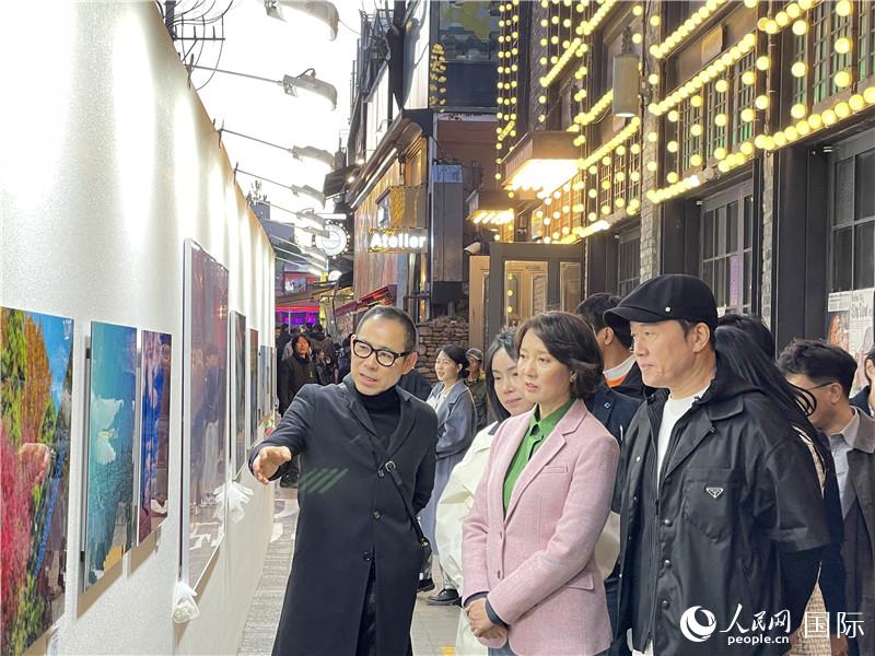 韓國中小風(fēng)險企業(yè)部長官李永參觀梨泰院街頭藝術(shù)展。實習(xí)生 許鵬飛攝