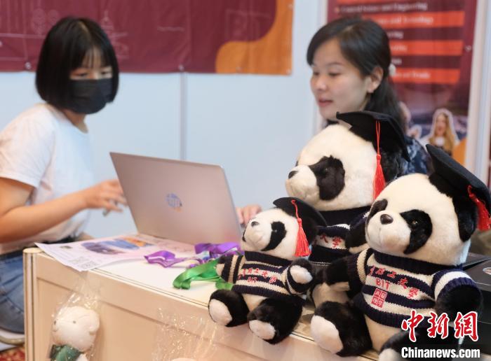 北京理工大學(xué)帶來(lái)可愛(ài)熊貓玩偶，頗為吸睛 陳悅 攝