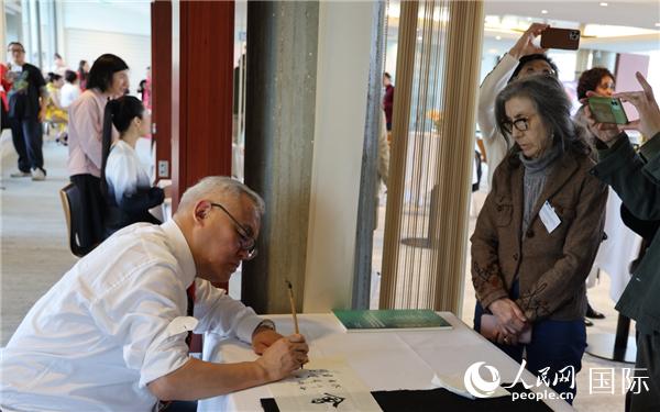 “聯(lián)合國(guó)中文日”慶?；顒?dòng)上進(jìn)行了書(shū)法等中國(guó)文化展示。人民網(wǎng)記者 尚凱元攝