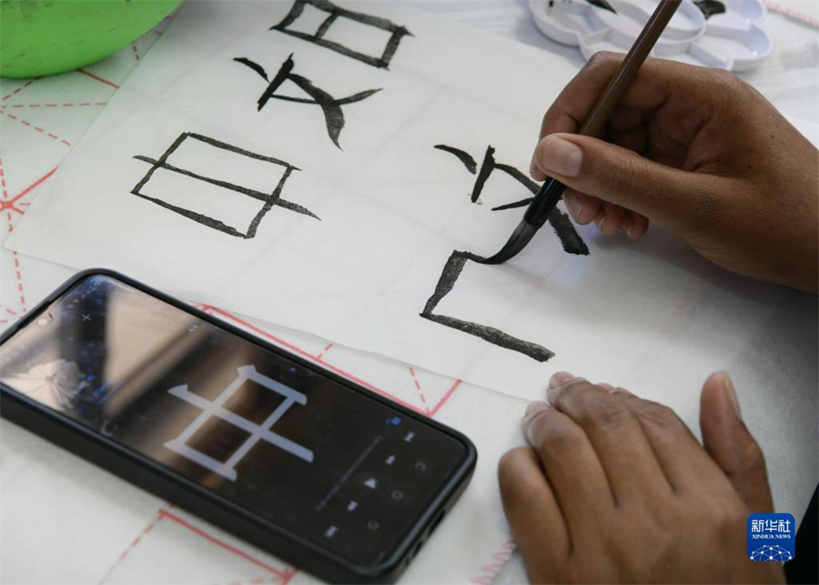 4月18日，肯尼亞學(xué)生在內(nèi)羅畢大學(xué)孔子學(xué)院舉辦的活動(dòng)上寫(xiě)毛筆字?？夏醽唭?nèi)羅畢大學(xué)孔子學(xué)院18日舉辦“中文，增進(jìn)文明對(duì)話”主題活動(dòng)，慶祝即將到來(lái)的第14個(gè)聯(lián)合國(guó)中文日?？夏醽唽W(xué)生參與互動(dòng)，進(jìn)行書(shū)法、剪紙、唱中文歌等活動(dòng)。新華社記者 韓旭 攝