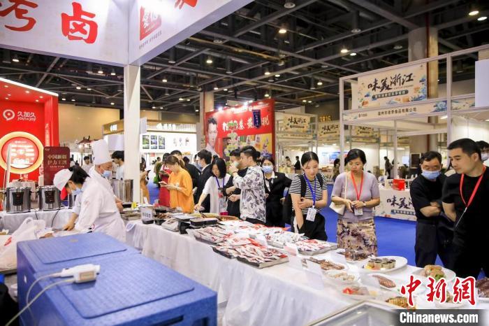 活動現(xiàn)場人頭攢動?！≌憬∩虅?wù)廳 供圖