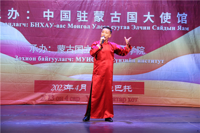 一等獎(jiǎng)選手賀希格中學(xué)的包勒爾德表演貫口《玲瓏塔》。蒙古國(guó)立大學(xué)孔子學(xué)院供圖
