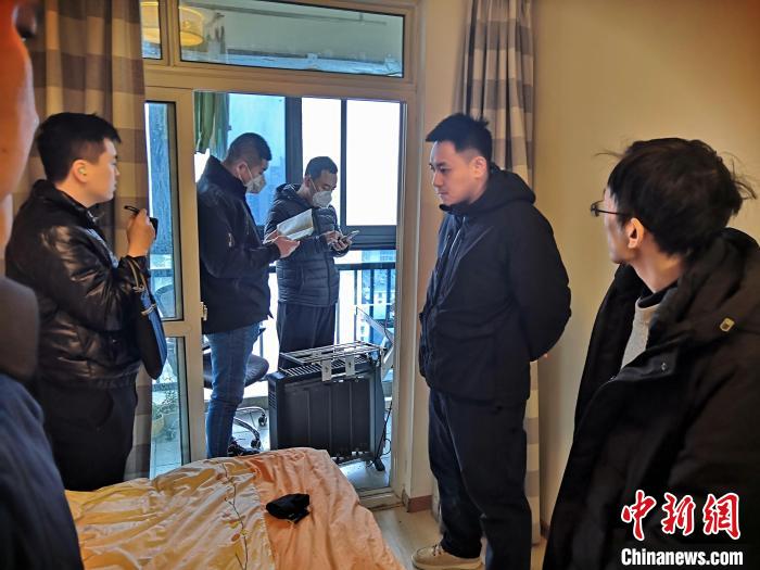 丹東市公安局民警抓捕犯罪嫌疑人，在其家中進(jìn)行搜查?！〉|市公安局供圖