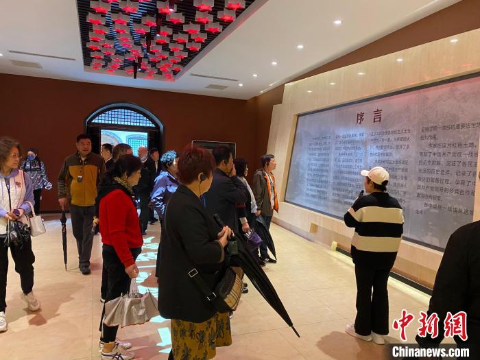 中共中央統(tǒng)戰(zhàn)部舊址里參觀者絡(luò)繹不絕?！±顣詡?攝