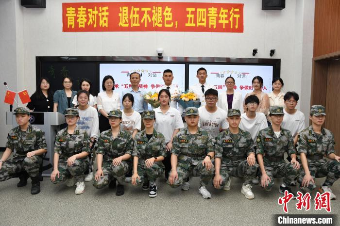 受邀功臣同師生代表合影。　漳州市退役軍人事務(wù)局供圖