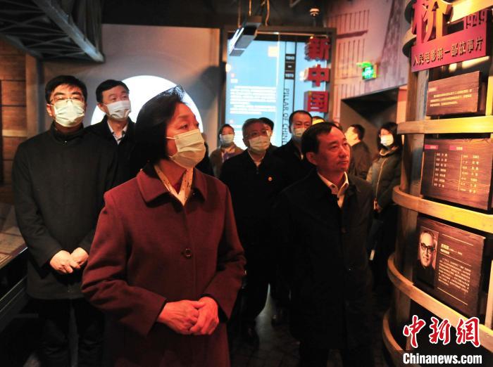 臺(tái)盟中央主席蘇輝近日率調(diào)研組赴吉林開展重點(diǎn)考察調(diào)研。圖為在長(zhǎng)影舊址博物館考察吉林特色文化產(chǎn)業(yè)發(fā)展?！「啐埌?攝