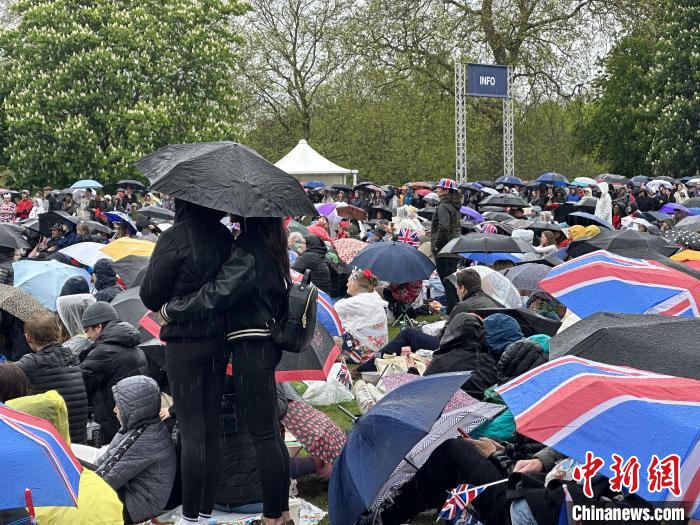當?shù)貢r間5月6日，英國國王查爾斯三世的加冕儀式舉行。民眾雨中觀看儀式?！W陽開宇 攝