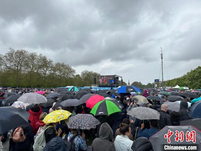 當?shù)貢r間5月6日，英國國王查爾斯三世的加冕儀式舉行。民眾雨中觀看儀式?！W陽開宇 攝